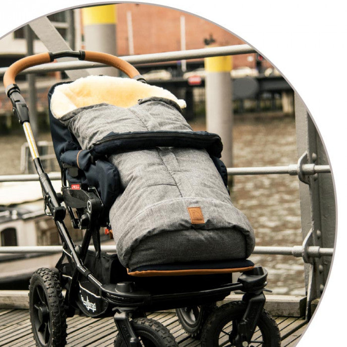 Premium Lammfellfußsack (Schwarz/gold)