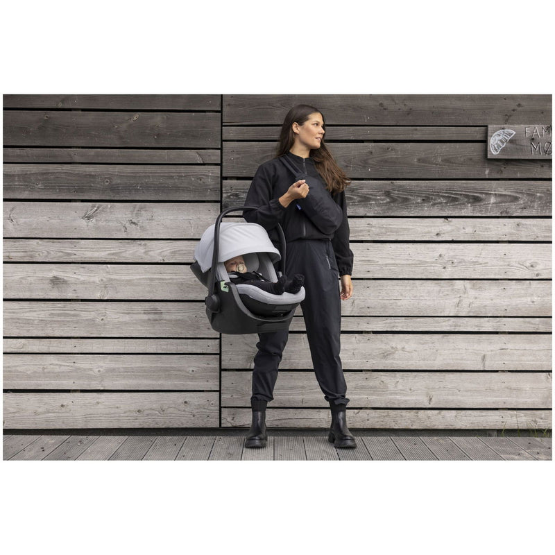 Thule Maple Babyschale im Alltag Bild 2